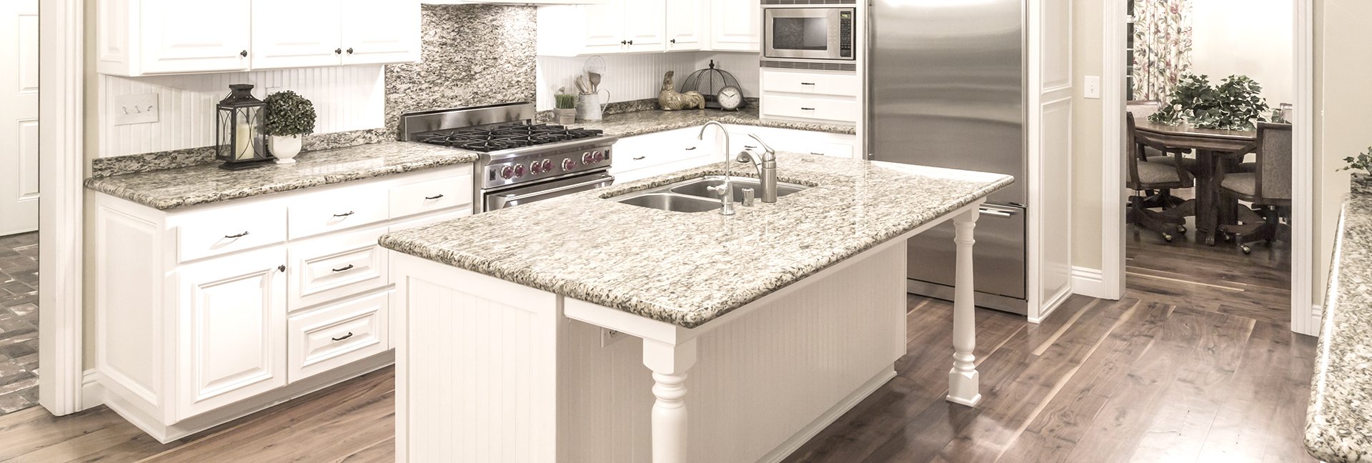 Virtuvė iš akmens dirbinių: akmeninis pilkas stalviršis stalui, virtuvės paviršiams. Gražus virtuvės interjero pavyzdys