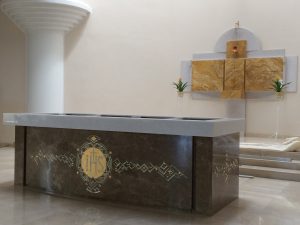 Akmenssalis-akmens-gaminiai-Elektrėnų bažnyčios altorius 2